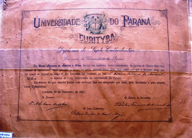 Diploma da Universidade do Paraná conferindo ao Dr. Octávio Ferreira do Amaral e Silva o título de Lente Cathedratico da Universidade do Paraná no dia 19 de dezembro de 1912. 
Octávio Ferreira do Amaral e Silva, filho de Seraphim Ferreira de Oliveira e Silva e de Júlia Moreira do Amaral, nasceu no dia 11 de dezembro de 1869, na cidade da Lapa (PR). Bacharel em Ciências Jurídicas e Sociais pela Faculdade do Largo de São Francisco, turma 1889.
Iniciou sua carreira como promotor público em Curitiba e transferiu-se para São Paulo na mesma função.
Em 1918, ocupou o cargo de juiz de Direito da capital. No ano seguinte, por questões políticas, sofreu remoção. Em 11 de maio de 1931, de volta à Magistratura, foi nomeado desembargador do Superior Tribunal de Justiça do Estado.
Permaneceu no cargo até 1937, quando, por força de dispositivo legal, teve que pedir a aposentadoria.
Em 1892, foi eleito deputado para o Congresso Legislativo e, em 1900, no Governo Xavier da Silva, foi secretário do Interior e Justiça. Tomou parte da fundação da Universidade do Paraná, onde ocupou a cátedra de Direito Romano e a direção da Faculdade de Direito.
Faleceu em 27 de abril de 1942.
É patrono do Fórum de Santo Antônio da Platina.